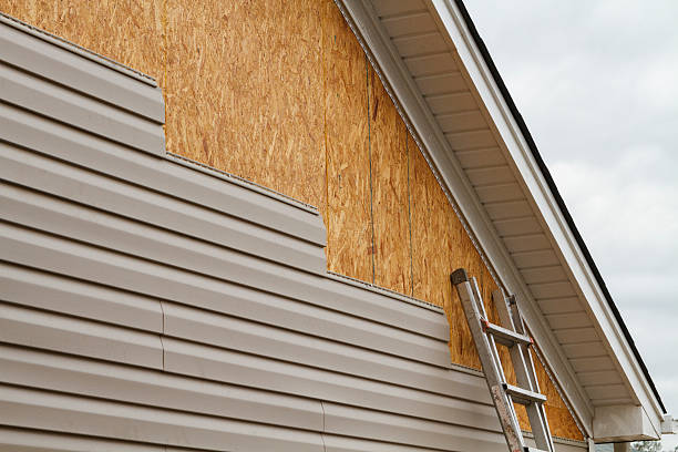 Professional Siding Contractor technician working in Huntington, IN